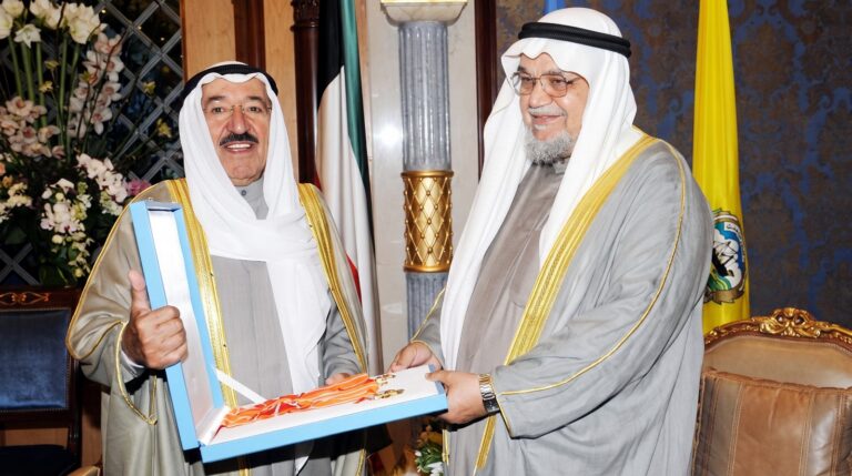 الشيخ صباح الأحمد يسلّم د. عبدالرحمن السميط وسام الكويت ذو الوشاح