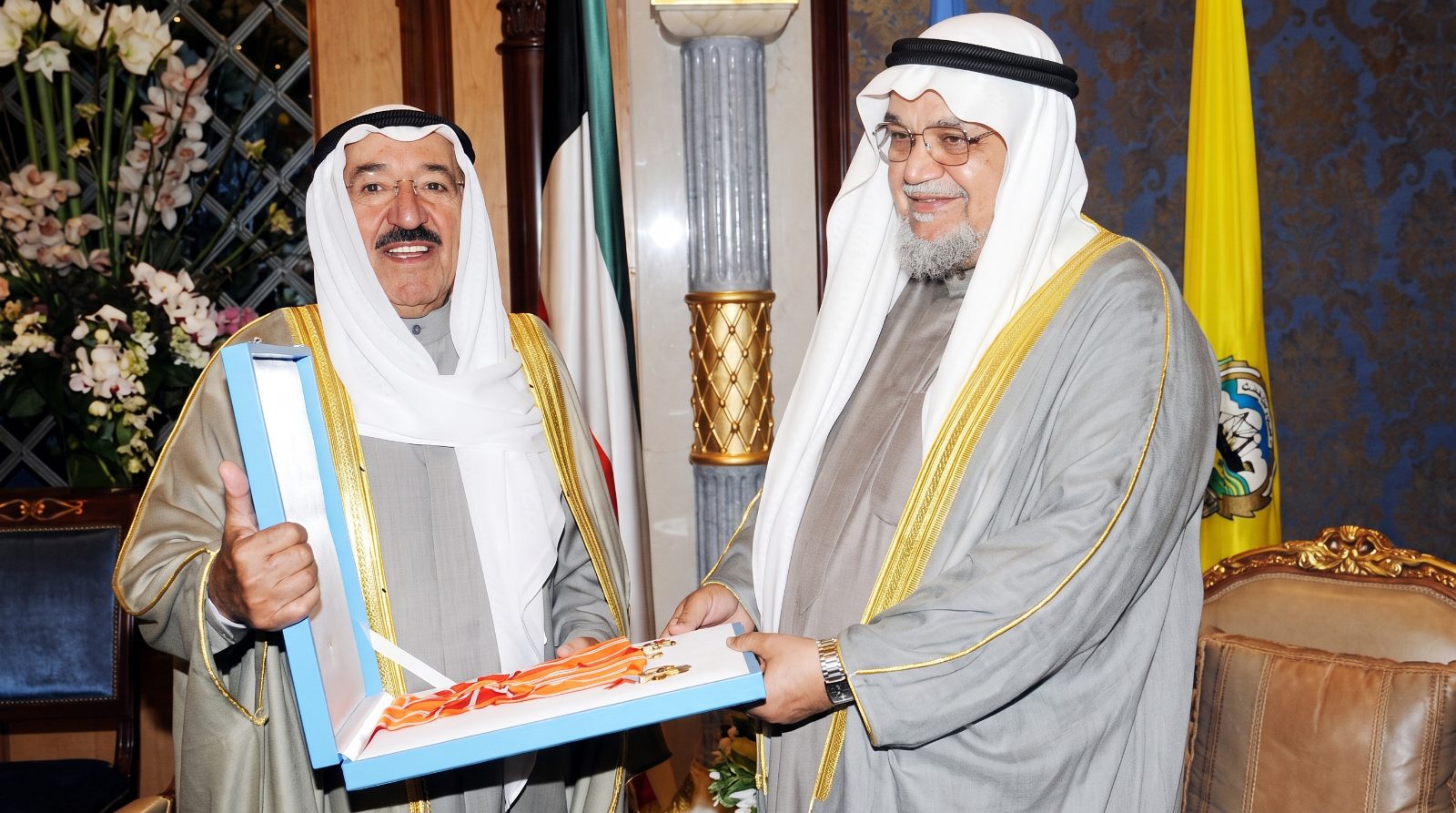 أمير الكويت الراحل الشيخ صباح الأحمد الجابر الصباح يسلّم د. عبدالرحمن السميط وسام الكويت